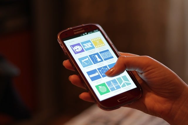 Différence banque mobile néobanque