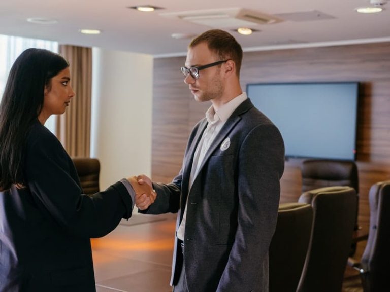 Comment faire entrer un nouvel associé dans son entreprise ?