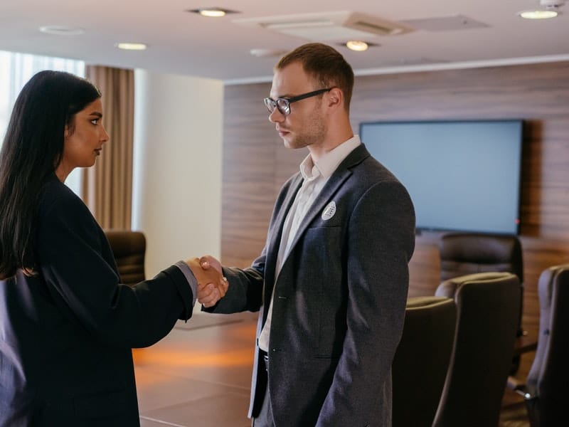 Comment faire entrer un nouvel associé dans son entreprise ?