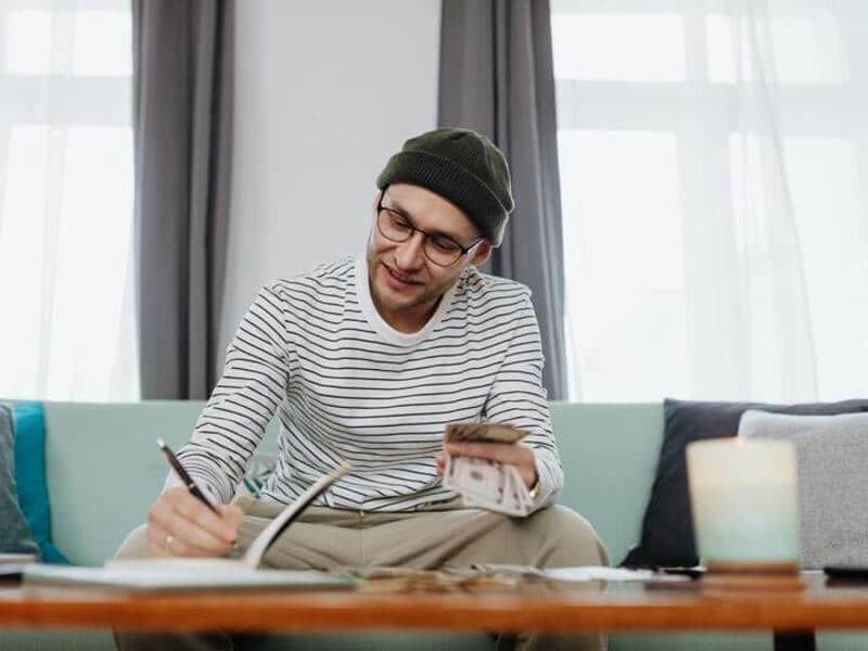 Qu’est-ce qu’un compte débiteur et quels sont les frais liés ?